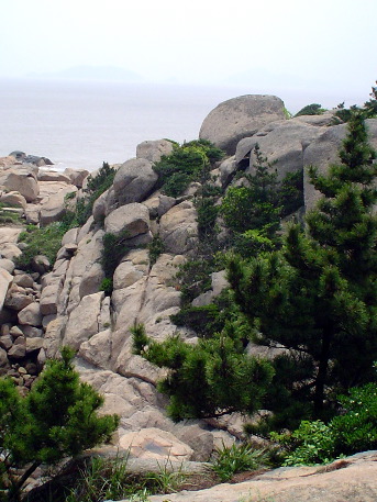 Rocky point at the end of Thousand Steps Beach (千步沙, qiānb&ugrave;shā)