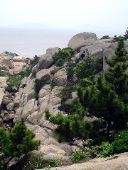 Rocky point at the end of Thousand Steps Beach (千步沙, qiānb&ugrave;shā)